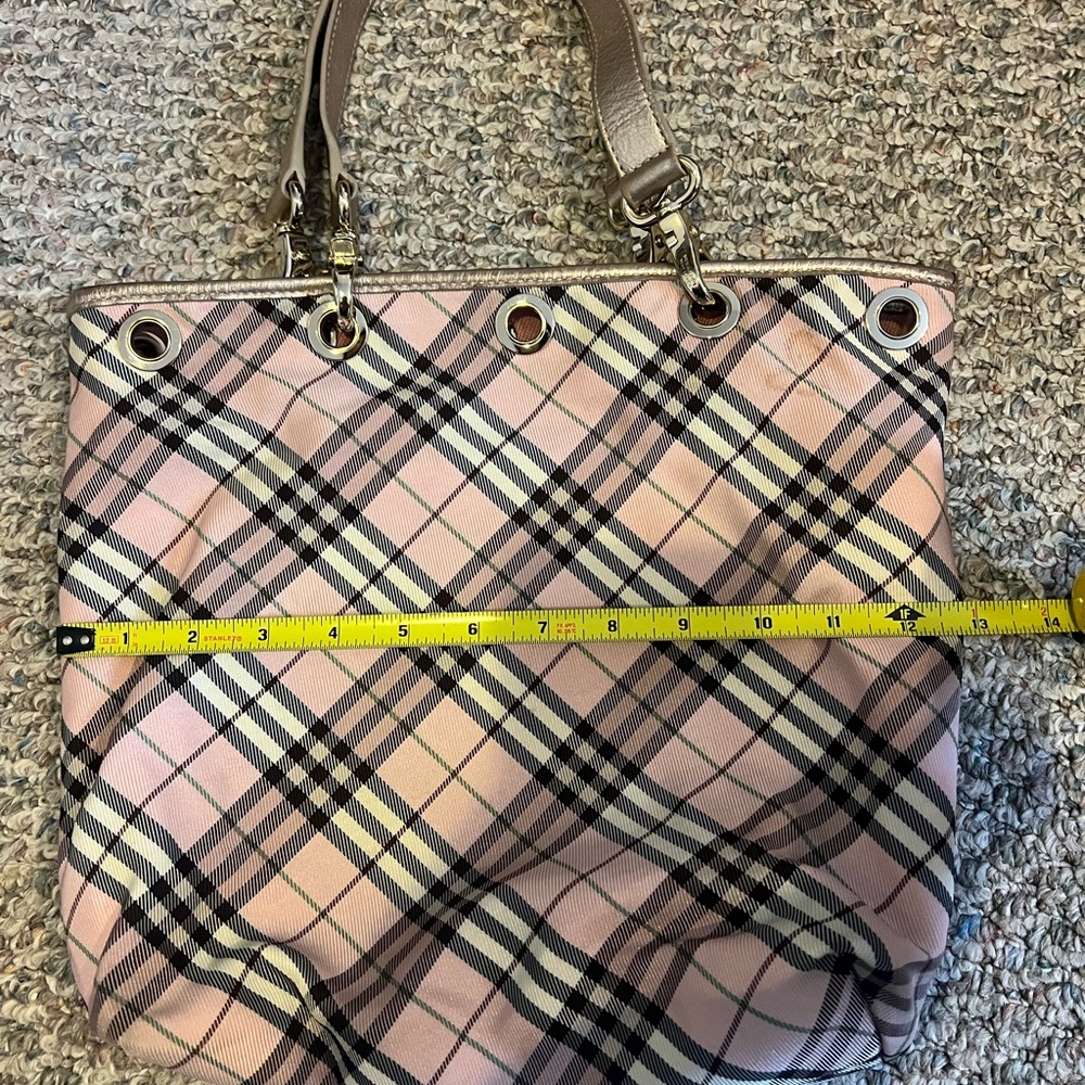 Burberry reversible Pink Tote with Gold Details - Picture 9 of 10